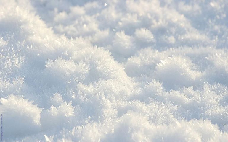 Интересные факты о разноцветных снежных сугробах.